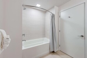 Noma Washington 1 Bedroom Bathroom