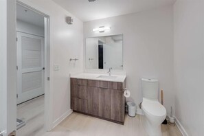 Noma Washington 1 Bedroom Bathroom