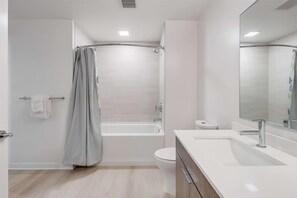 Noma Washington 2 Bedroom Bathroom