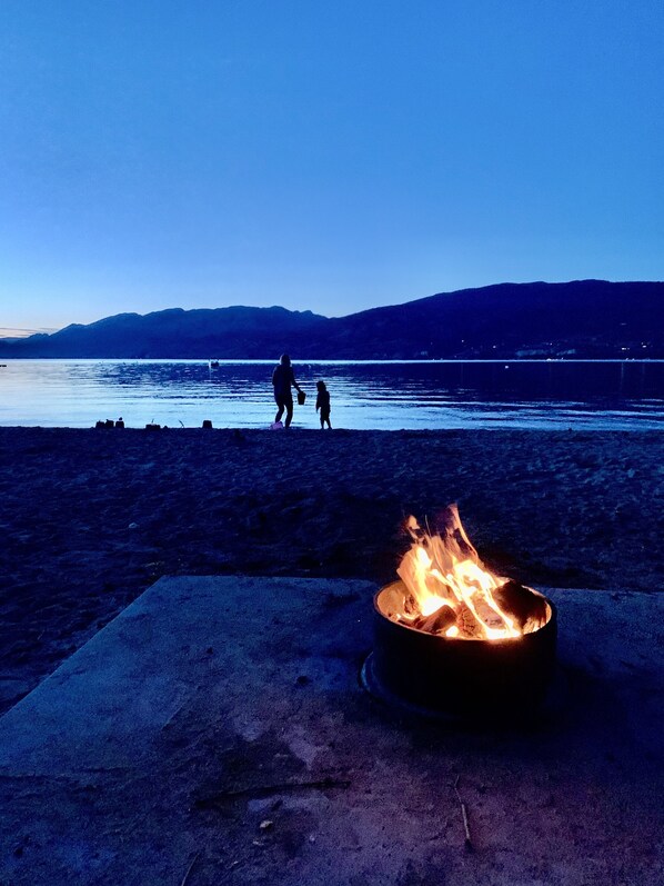   fire pits at the beach just a few minutes walk away! 