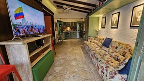 LARGE screen Samsung TV. Fastest Wifi speeds available for stay/work guests.
