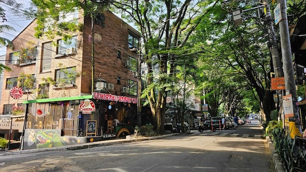 Medellin "the eternal Spring". 1 Minute walk from Parque Lleras.