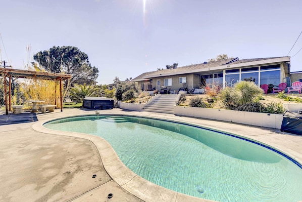 Yucca Valley Vacation Rental | 4BR | 2.5BA | 3,000 Sq Ft | Stairs Required