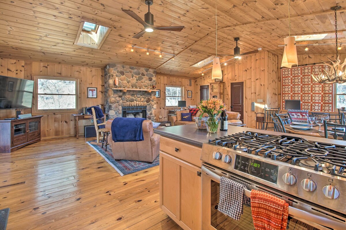 Cabin w/ Decks & Fire Pit Near Lost River!