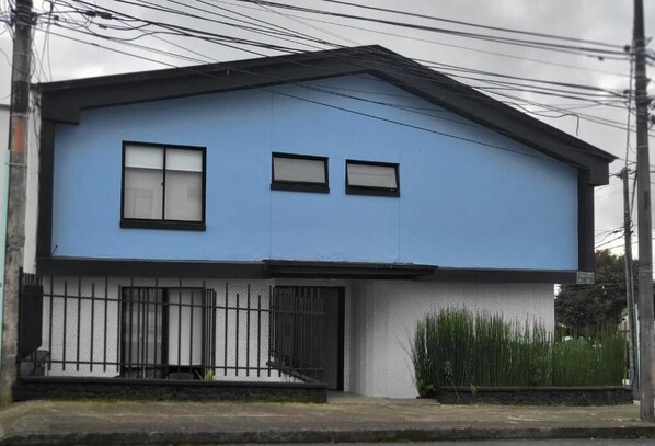 Vista frontal de la propiedad