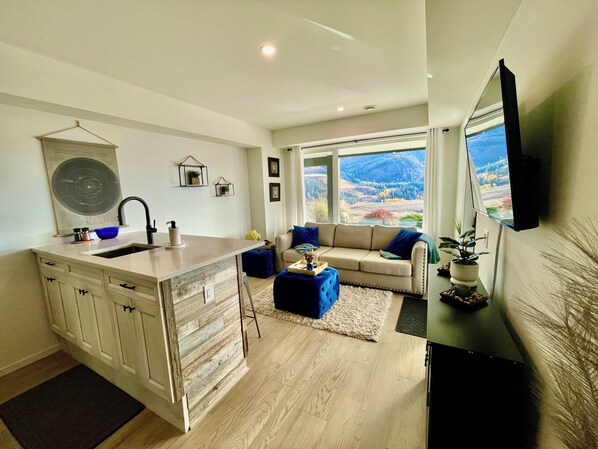 Beautifully furnished suite with stunning view of golf course / Black Mountain