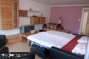 Ferienwohnung "Altbau" 1. OG, 60qm, 1 Schlafzimmer, 1 Wohn-/Schlafbereich max. 4 Personen-Ferienwohnung ALtbau 1.OG Wohnzimmer