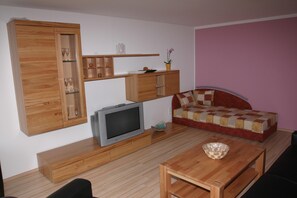 Ferienwohnung "Altbau" 1. OG, 60qm, 1 Schlafzimmer, 1 Wohn-/Schlafbereich max. 4 Personen-Ferienwohnung Altbau 1.OG Wohnzimmer