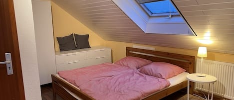 Ferienwohnung mit 40qm, 1 Wohn-/Schlafzimmer für max. 2 Personen-Whg DG Schlafbereich