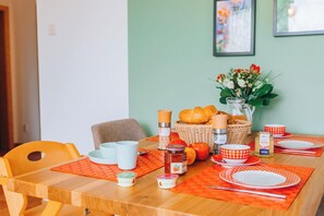 Ferienwohnung Apfel, 55qm, 2 Schlafzimmer, max. 2 Erwachsene und 2 Kinder-Essbereich der Wohnung Apfel