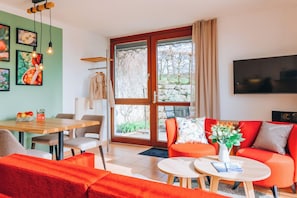 Ferienwohnung Apfel, 55qm, 2 Schlafzimmer, max. 2 Erwachsene und 2 Kinder-Wohn-und Essbereich der Wohnung Apfel