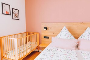 Ferienwohnung Himbeere, 55qm, 2 Schlafzimmer, max. 2 Erwachsene und 2 Kinder-Elternschlafzimmer der Wohnung Himbeere