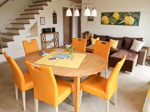 Ferienwohnung Quitte, 65qm, 2 Schlafzimmer, max. 5 Personen-Wohn-Esszimmer mit Treppe ins Kinderzimmer