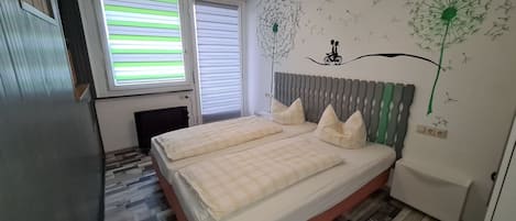 Apartment Fauler Kater, 2 Schlafzimmer, 2 Balkone, max. 4 Personen-Schlafzimmer Pusteblume