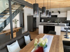 Ferienhaus SeeZeit-Esszimmer und moderne Küche