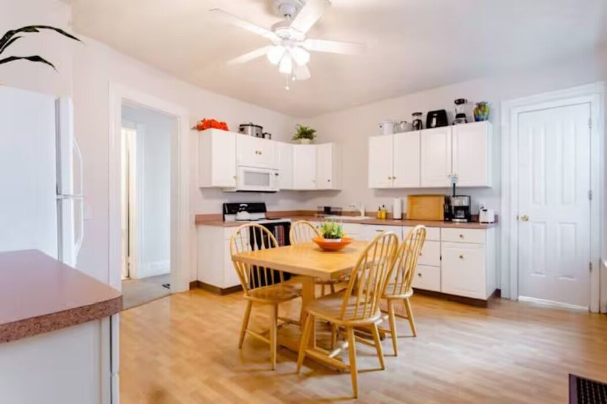 Queen Beds, Fast WiFi, TV, Free Parking, Walk to Yale and Downtown!