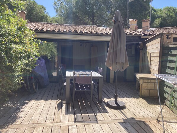 Terrasse expo ouest avec store et parasol