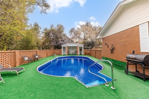 Beautiful Fenced Pool Area [NOTE: Astroturf, not grass]