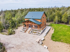 Saw N' Logzz is a stunning custom built private log cabin in the Pike Bay community. Enjoy a day of hiking, swimming, or boating to return to a relaxing and gorgeous property. 