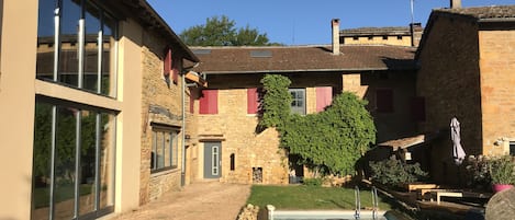 La partie du bâtiment à droite que l'on aperçois est le gite.