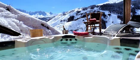 La vue du jacuzzi du chalet en hiver. Il est chauffé à 37° toute l'année.
