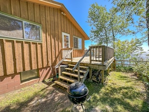 This cozy little one bedroom, one bathroom, one-story cabin is perfect for a couples getaway.