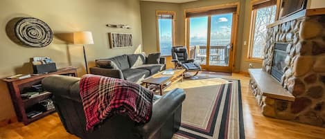 Windsong 610 is a bright townhome located near Beaver Bay, Minnesota.
