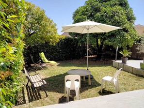 Coin jardin, parasols et transats