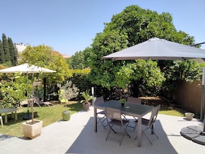 Jardin et terrasse équipés, coins ombragés sous le pamplemoussier et l'oranger