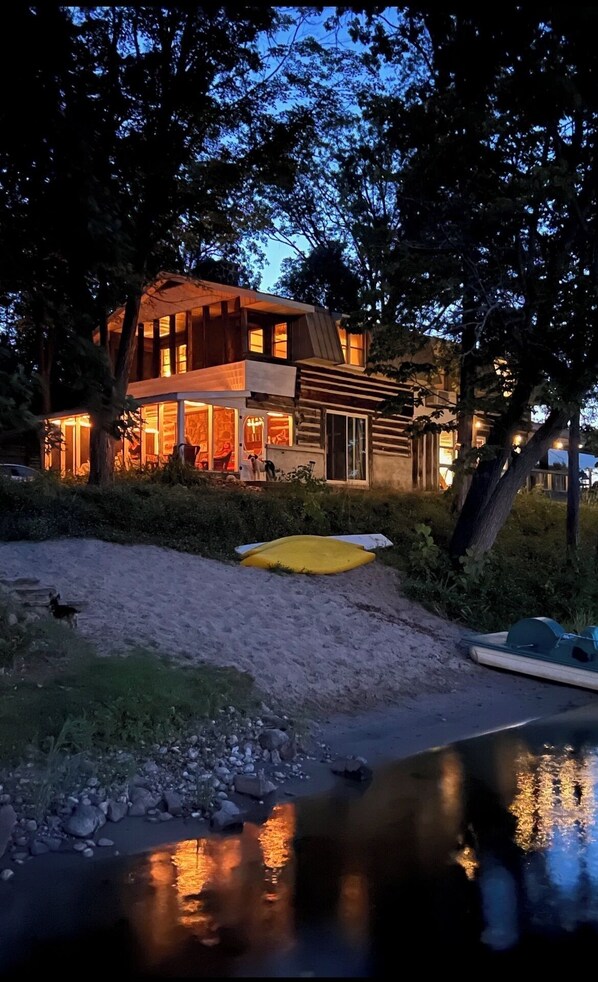 Cozy Rustic cottage on quiet lake