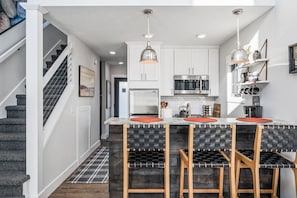 Sleek kitchen island with modern stools 🍴🌟