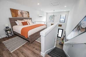 Cozy master bedroom with a Queen-size bed 🛏️🍂