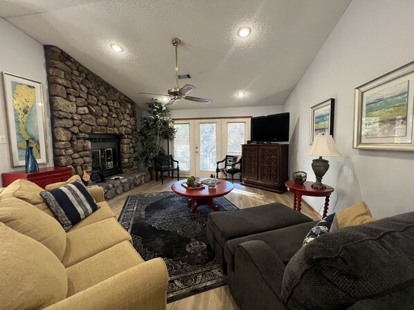 Home Decor, Furniture, Indoors, Living Room, Couch