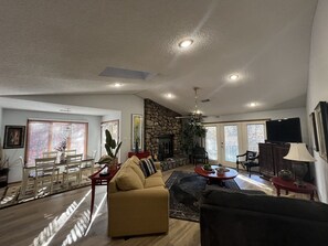 Home Decor, Furniture, Indoors, Living Room, Lamp