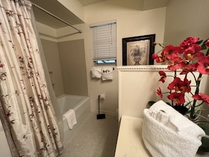 Flower, Flower Arrangement, Bathtub, Tub, Indoors
