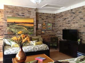 Indoors, Furniture, Living Room, Screen, TV