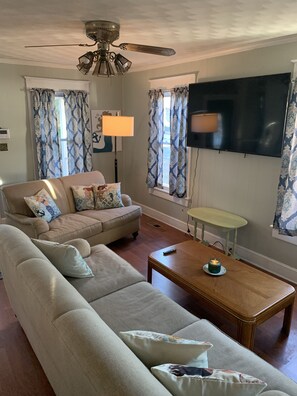 Furniture, Indoors, Living Room, Couch, Table