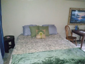 Huge king size Bed!!!!!!! 