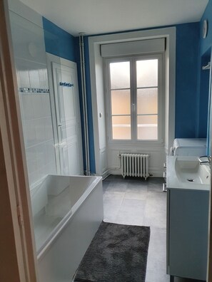 salle de bain 1er étage, baignoire