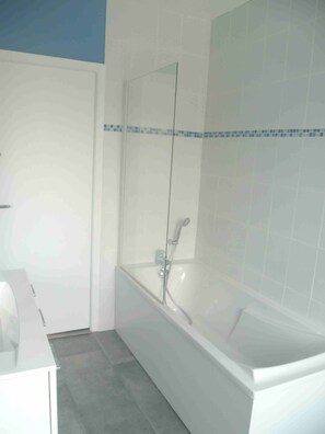 salle de bain 1er étage, baignoire