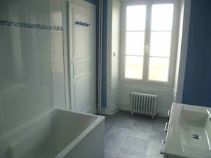 salle de bain 1er étage, baignoire