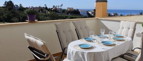 Comedor en terraza sur