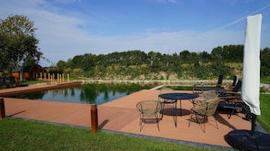 Schwimmteich mit Sonnenliegen
