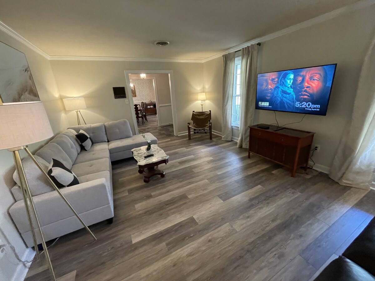 Location! Secluded Three bedrooms Brick Ranch includes utilities 30+ day rental