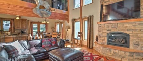 Grinning Bear Lodge - 4 BR/3 Bath Mountain Home in the Woods