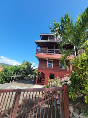 Shay studio is the bottom level. Enjoy free parking, yard space, cosy balcony...