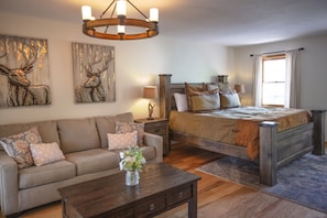 King en suite with pull out couch