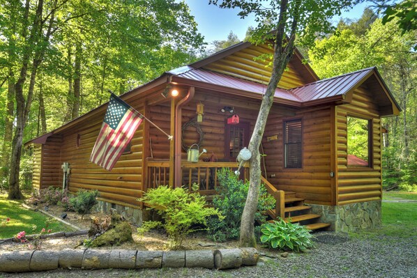 Creekside Hideaway is an amazing Blue Ridge cabin rental 