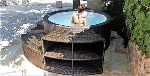 Outdoor spa tub