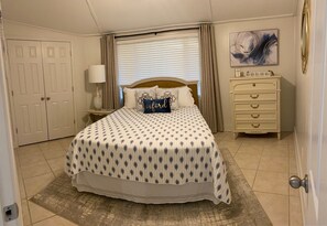Bedroom 3 (Queen Bed / Dresser)